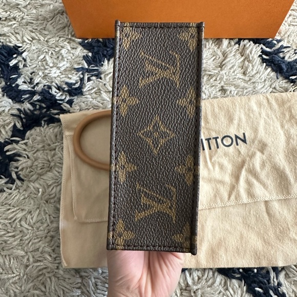 LOUIS VUITTON
Monogram Petit Sac Plat - Picture 6 of 12